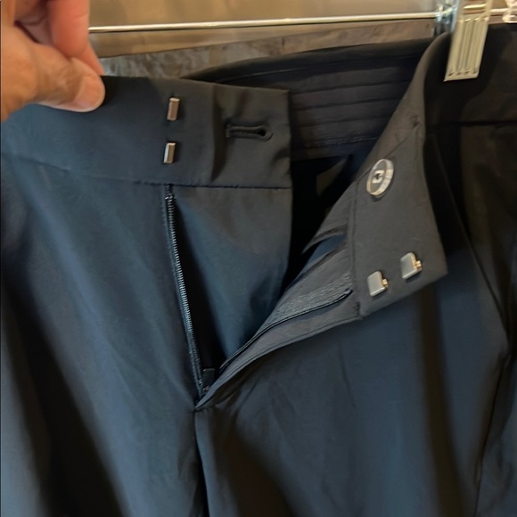 Athleta Black Shorts with 5 pockets, 3 zippered size 2 - Picture 4 of 12